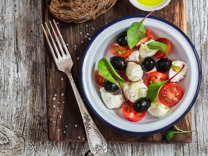 Tomaten-Mozzarella-Salat mit frischen Kräutern und Oliven 1