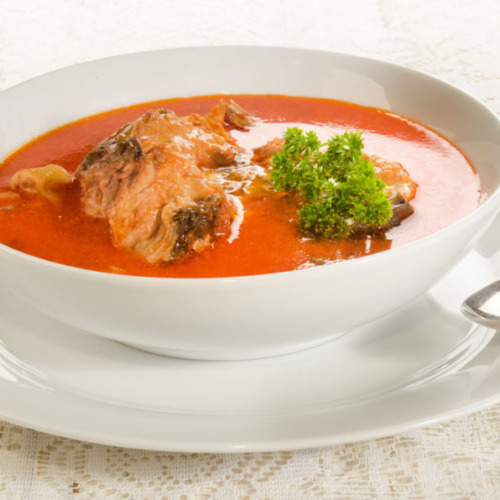 Traditionelle ungarische Fischsuppe mit Paprika: Halászlé | Omas Rezepte