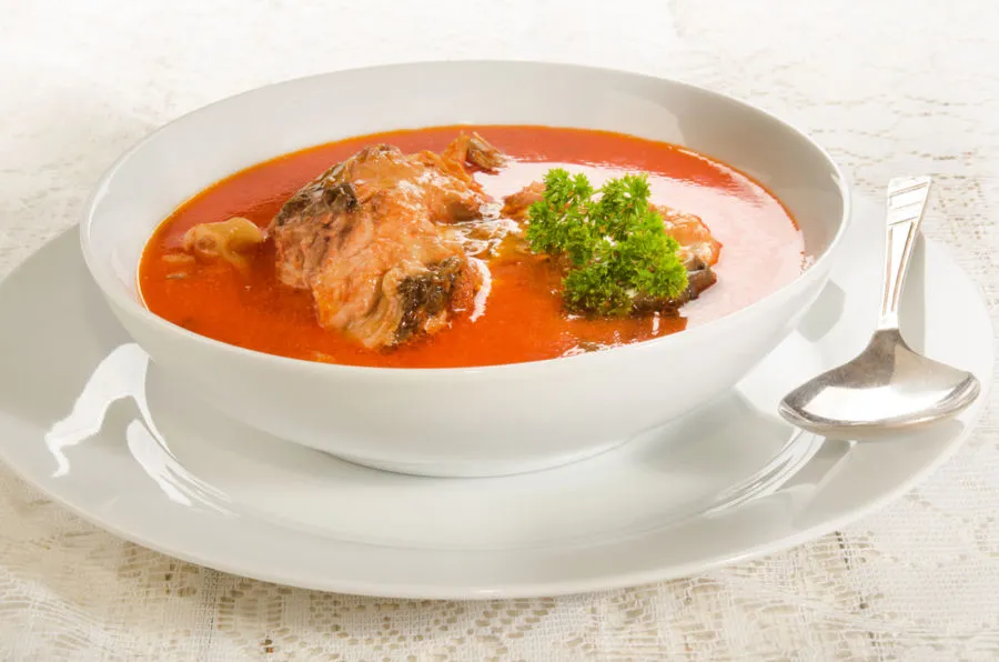 Traditionelle ungarische Fischsuppe mit Paprika: Halászlé 1