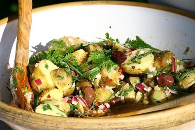 Marinierter Kartoffelsalat mit Gartenkräutern 1 Kartoffelsalat in der Schüssel
