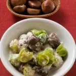 Rosenkohl und maronen in einer schüssel