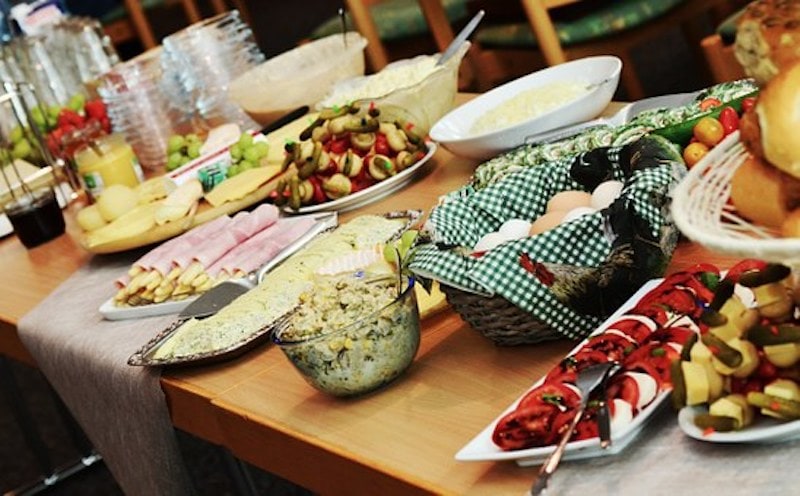 Omas Zwiebelsalat - perfekt für Party und Grillen 1 Büfett mit Zwiebelsalat