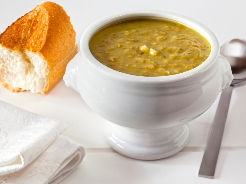 erbsensuppe-brot-schale