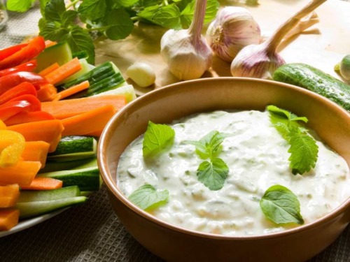 Omas Joghurt-Sahne-Dipp für Gemüse 3 Joghurt Sahne Dipp in Schüssel mit geschnittenem gemüse