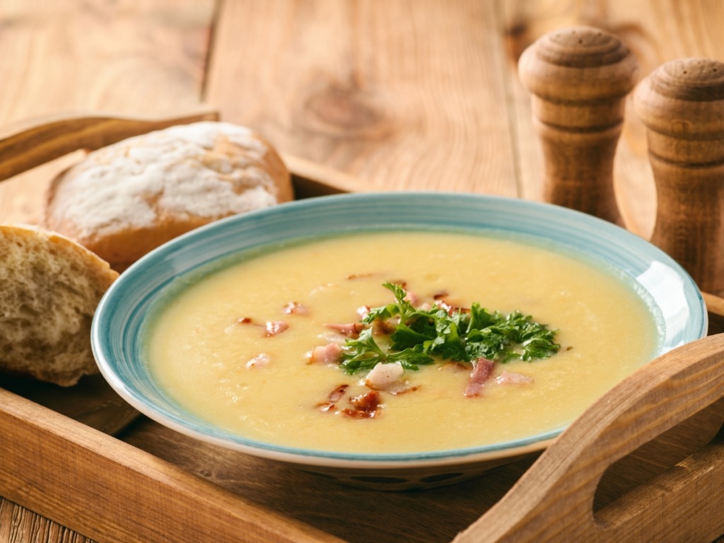 Omas Kartoffelcremesuppe 1 Kartoffelcremesupe in Schüssel mit brot