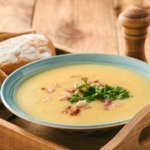 Kartoffelcremesupe in Schüssel mit brot