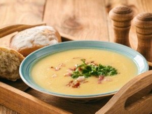 Omas Kartoffelcremesuppe 2 Kartoffelcremesupe in Schüssel mit brot
