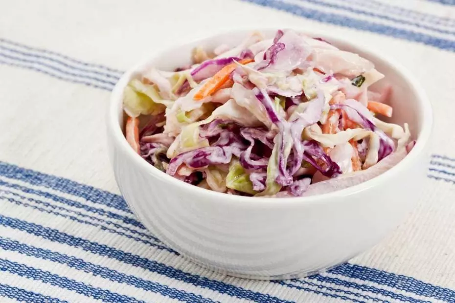 Kohlsalat mit früchten in einer Schüssel