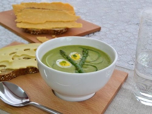 Omas wunderbare selbstgemachte Dill-Suppe 4 Brühe mit Dill