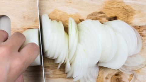 Omas deftiger Zwiebelsalat 4 zwiebeln-ringe