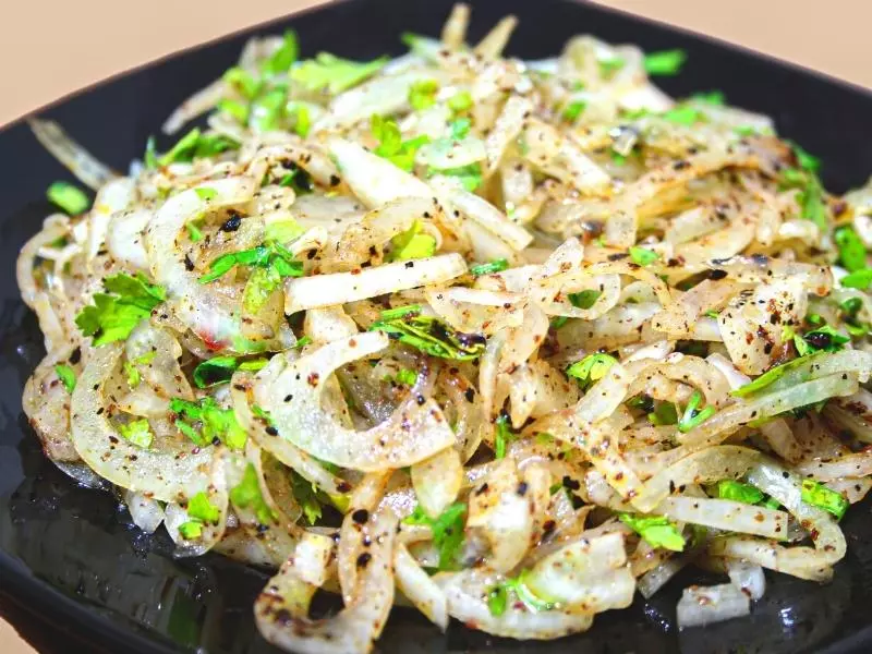 Omas Zwiebelsalat - perfekt für Party und Grillen 1