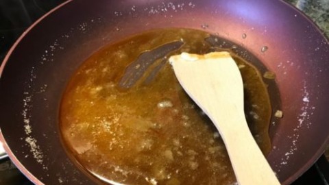 Leckerer Karamellpudding 4 Zucker in der Pfanne