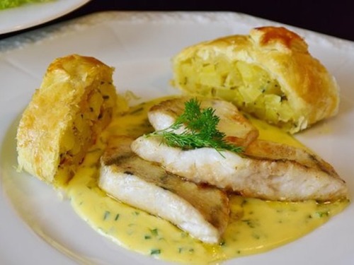 Überbackener Fisch in Kräutersoße aus dem Ofen 3 Fischfilet auf Teller