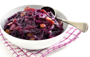 Strom sparen in der Küche – 6 Tipps zum Senken des Energiebedarfs 6 Omas deftiges Rotkohl Rezept mit Apfel