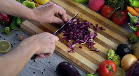 Rotkohl-schneiden-messer-omas-rezept