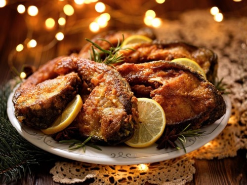 Omas deftiges Weihnachtsessen 19 Gebratener Karpfen auf Teller