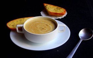 Grießsuppe in der Tasse