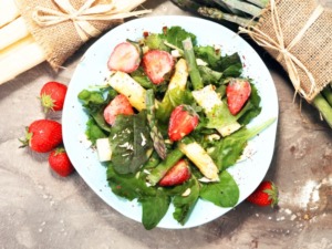 spargelsalat-rucola-erdbeeren