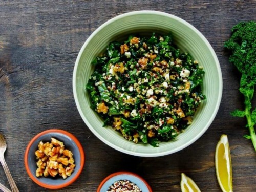 Leckerer vegetarischer Grünkohl-Salat 3 Grünkohlsalat in Schale