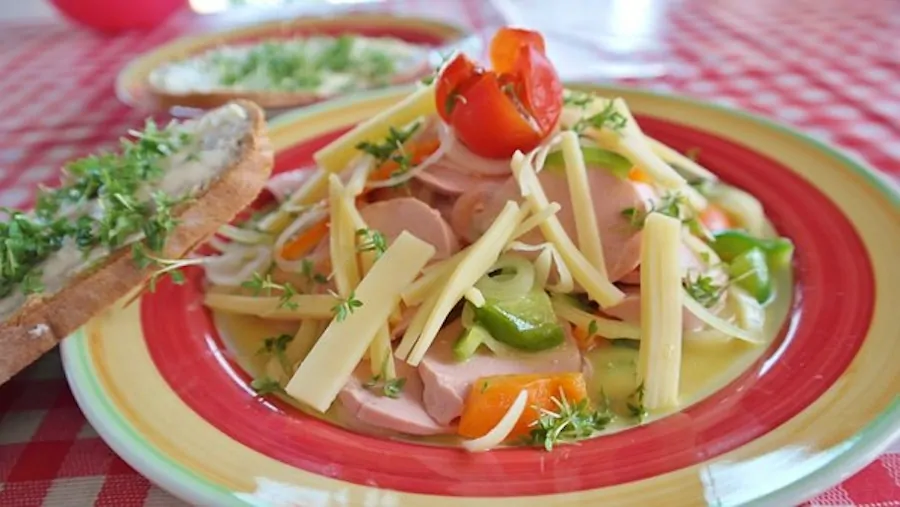 Käse-Wurstsalat angerichtet