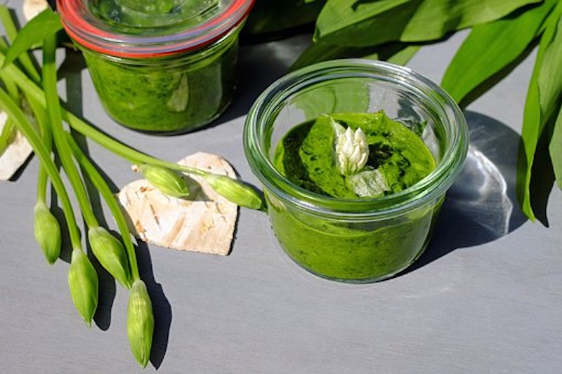 Omas nussiges Bärlauch–Pesto - Oma Kocht