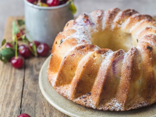 Omas saftiger Bierkuchen mit Cocktailkirschen 3 Bierkuchen mit Kirschen