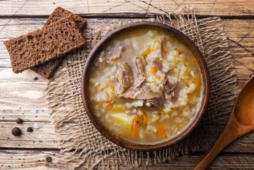 Oma kocht Graupeneintopf mit Pökelfleisch 1