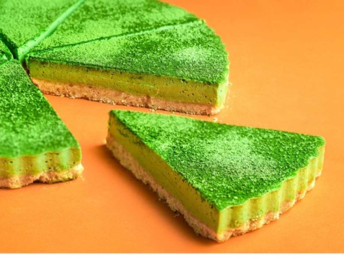 Omas frischer Sahne-Käsekuchen mit Waldmeister, nobake 3 Waldmeister sahnetorte stück geschnitten
