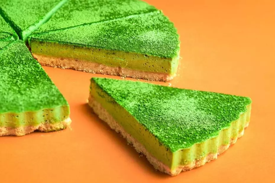 Waldmeister sahnetorte stück geschnitten