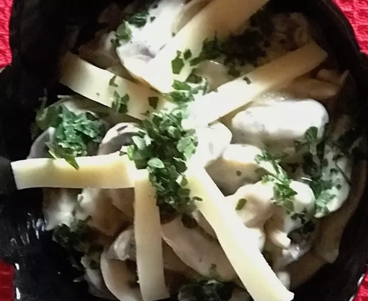 Pilz-Käse-Salat fertig in der schüssel