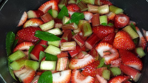 Rhabarberkompott mit Erdbeeren | Oma Kocht