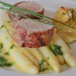 Tolle Rezepte mit Spargel 7 Spargel mit Soße auf dem Teller
