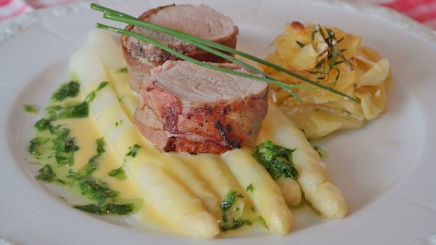 Rezept-Suche 242 Spargel mit Soße auf dem Teller