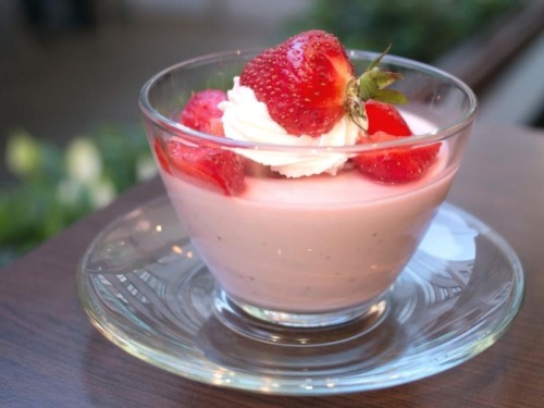 Fruchtige Erdbeerschaum-Creme 3 erdbeercreme-sahne