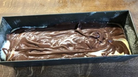 Omas saftiger Marmorkuchen in der Kastenform 5 Kuchen mit dem dunklen Teig