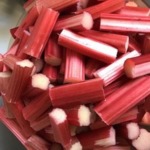 Hausgemachte Rhabarbergrütze 4 Roter Rhabarber geschnitten