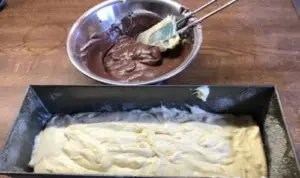 Schokoladensandkuchen vorbereitet