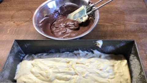 Omas saftiger Marmorkuchen in der Kastenform 4 Schokoladensandkuchen vorbereitet