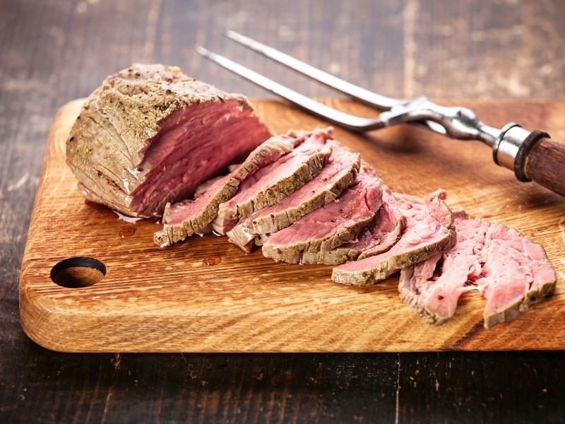 Omas Roastbeef aus dem Ofen mit Preiselbeeren 2 roastbeef-scheiben-gabel