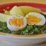 Eier auf Brennnesselpüree