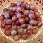 Rote Stachelbeeren auf dem Teller