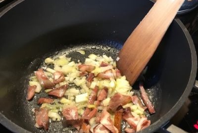 Wirsingkohl in Käsesoße - eine tolle Beilage 3 Zwiebeln anbraten