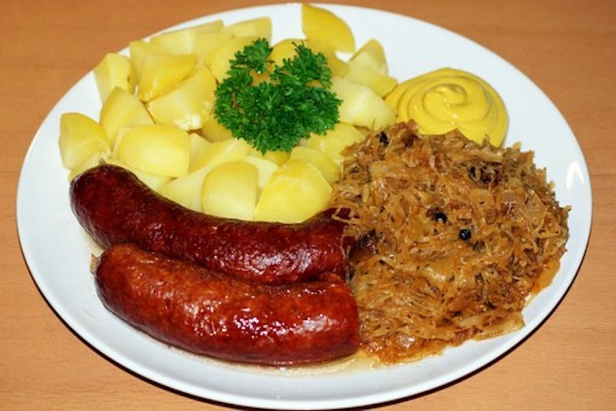 Rezept-Suche 184 Weißkohl mit Würstchen auf dem Teller