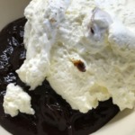 Mus aus Trockenpflaumen mit Sahne