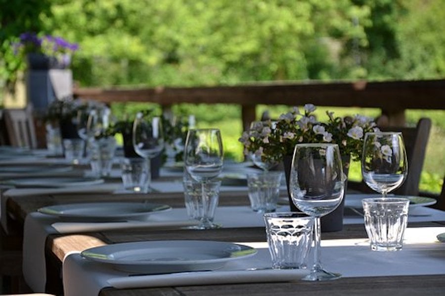 Geburtstagsschmaus Menü in drei Gängen 1 Geburtstagstisch im Garten