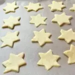 Kekse ausgestochen auf dem Blech