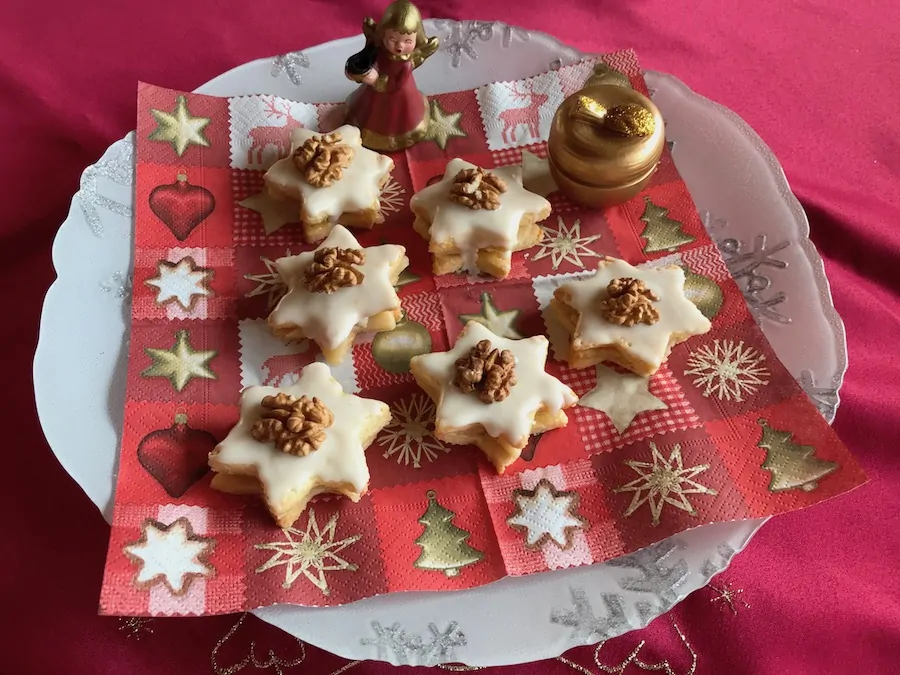 Kekse mit Marzipanfüllung auf dem Teller