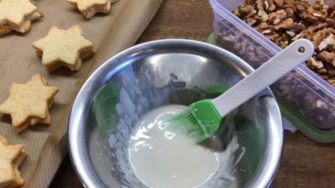 Omas Kekse mit Marzipanfüllung und Rumglasur 6 Kekse mit Rumglasur