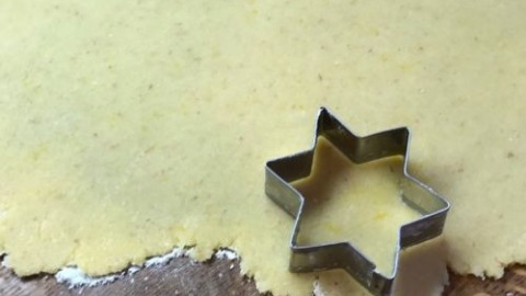 Omas Kekse mit Marzipanfüllung und Rumglasur 4 Marzipan ausstechen