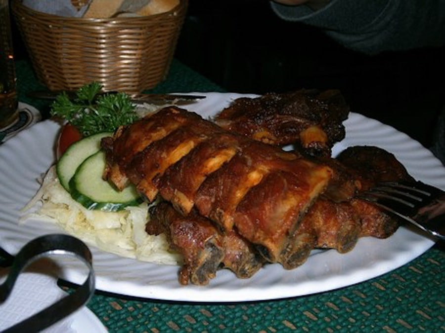 Rezept-Suche 112 Rippchen mit Sauerkraut auf dem Teller